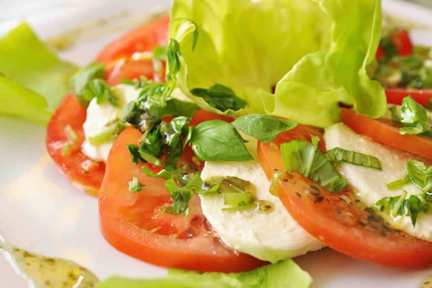 Que seraient nos étés et nos barbecues sans l’incontournable salade tomate/basilic/mozzarella ?